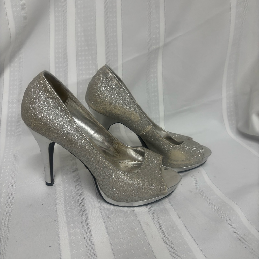 Silver High Heels with Peep-Toe Design and Stiletto Heels